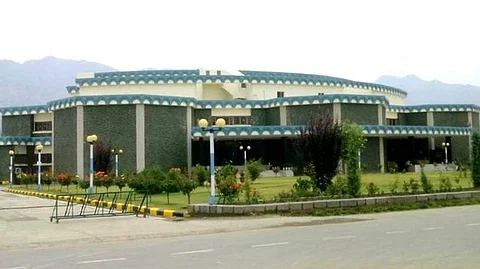 Amid heavy snow hall, Kashmir University conducts exams as scheduled
