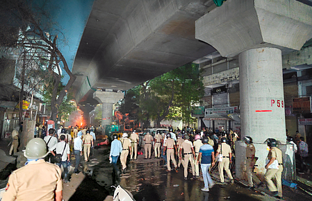 Schools and major markets in Nagpur shut down following violent protests demanding the removal of Aurangzeb’s tomb. Curfew continues as security forces maintain strict vigilance.