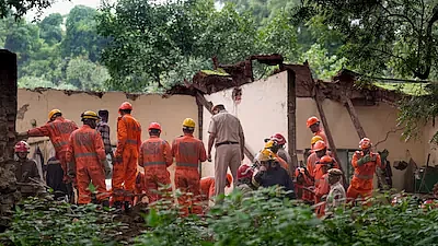 Building near Humayun’s Tomb collapsed in Delhi
