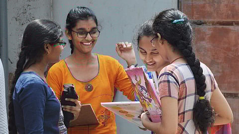 Applications open for CBSE Single Girl Child Merit Scholarship scheme. DETAILS here!e