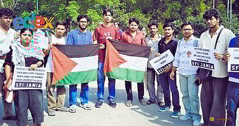 Peaceful human chain for Palestine in Jamia Millia Islamia
