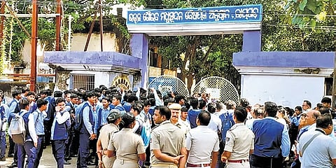 Police personnel and agitating students outside the institute’s premises. 