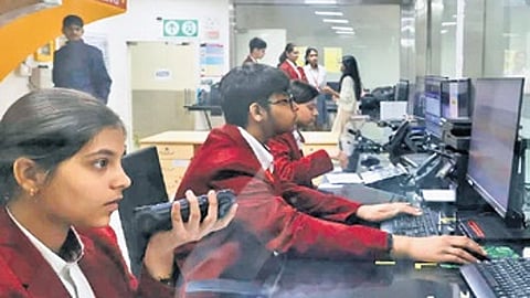 The station buzzed with excitement as the young “junior crew” carried out their duties. Students made announcements, greeted passengers, managed entry gates, and interacted confidently with the public.