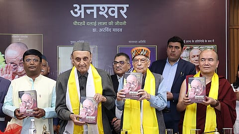 Former Union ministers Karan Singh and M M Joshi at the launch
