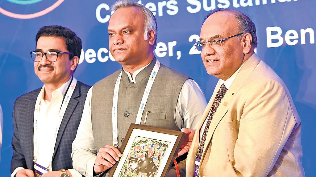 https://media.edexlive.com/edexlive%2F2025-12-04%2Fd5bsgm59%2FMinister-Priyank-promises-eco-friendly-data-centres-in-Karnataka.avif?ar=40%3A21&auto=format%2Ccompress&enlarge=true&mode=crop&ogImage=true&overlay=false&overlay_position=bottom&overlay_width=100&w=1200