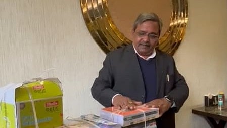 Delhi MLA Satish Upadhyay starts accepting notebooks, pens in place of garlands (Photo: Delhi BJP)