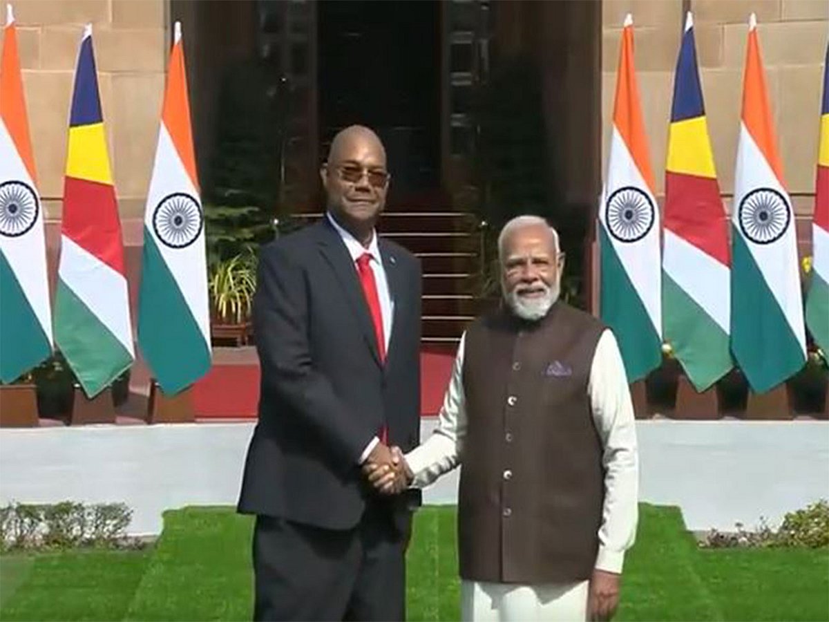 PM Modi engages in bilateral discussions with Seychelles President