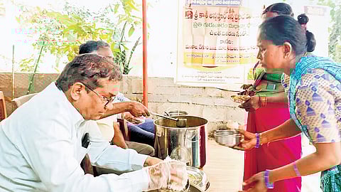 Operating under the banner of Varasiddi Vinayaka Seva Samithi, Dayanand, joined over time by other retired employees, serves breakfast, lunch and dinner, including tiffin, free of cost.