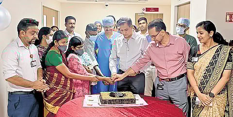 Dr M I Sahadulla, chairman and managing director, KIMSHEALTH, joins Dhriya’s parents Vidya and Baiju Kumar, along with members of the transplant team, in cutting a cake to mark the success of the landmark donor-recipient journey.