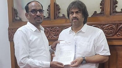 Karnataka Beary Sahitya Academy  chairperson Umar U.H., submitting the memorandum to education minister Madhu Bangarappa in Bengaluru