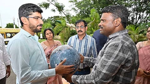 Subrahmanyam, Curator of the District Science centre showing his innovations to students and participants.Photo | EPS
