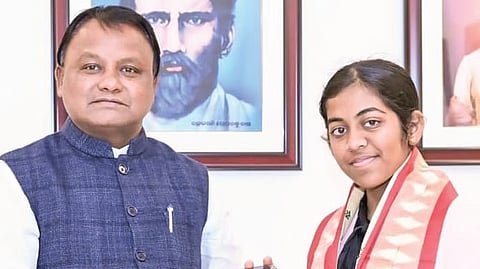 Chief Minister Mohan Majhi congratulating Teena Rath.