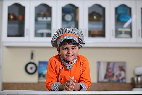 While the little star talks and sings in his videos, it is his father who is behind the camera, while his mother picks up recipes and his sister manages his online activities and travels