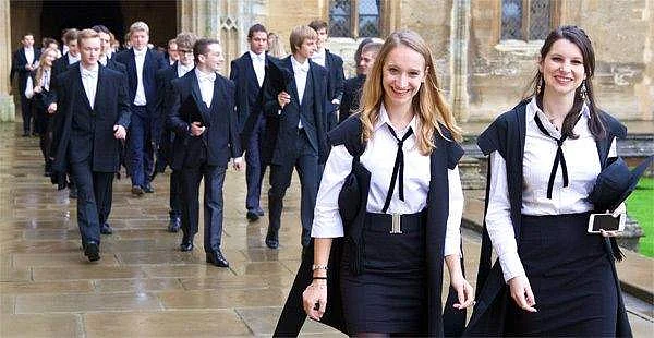 Oxford University students are demanding scrapping of the elitist gown worn by undergraduate students with scholarships, stating that the garments make others feel inferior