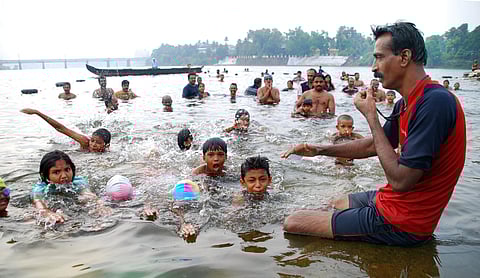 Saji Valassery with his students | K Shijith