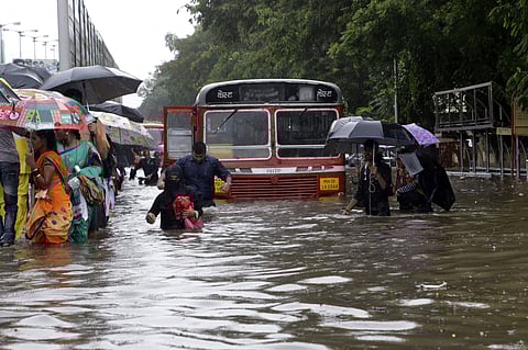 Mumbai was flooded but Mumbaikars were praised braving the calamity together