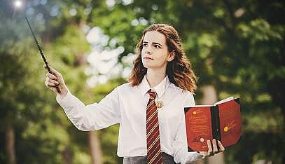 Kari closely follows Emma Watson and her work. 15 years have passed since then and today, this 28-year-old mother of a little girl works in a movie store in Indianapolis
