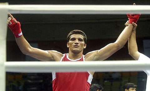 India's top boxer Dinesh Kumar has sustained injuries when the vehicle he was travelling in collided with a truck