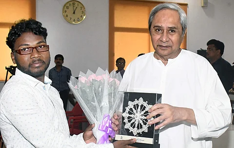 Sesha being felicitated by CM of Odisha Naveen Patnaik