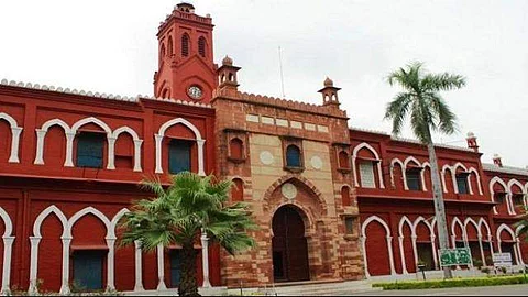 Some senior students of Sir Sayyad Hall (north) hostel got the wind of the fact that the kitchen cook was using the same oil for preparing 'poori-subzi' in which he had fried the chicken