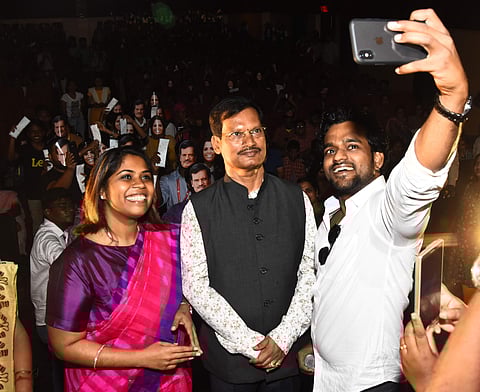 The minute Muruganantham entered SPI Cinemas, he was flooded with people young and old — everyone wanted a selfie with him | Pics: Ashwin Prasath