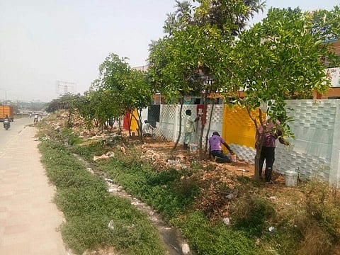 Students of The Ashok Leyland School paint the Zuzuvadi school with municipality workers | I Love Hosur/ Facebook