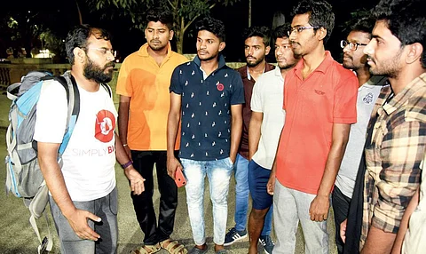 Kiran explaining to the folks about the importance of blood donation |  Nagaraja Gadekal