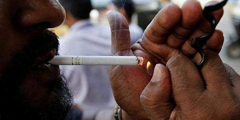 An average of twenty cigarettes per day causes lung cancer.