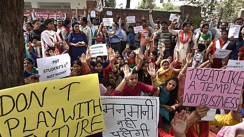 During the protest, the members of SFI, DYFI and AIDWA urged the officials in the School Education Department to take action
