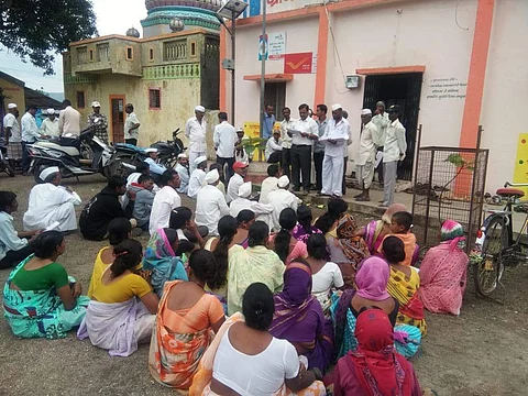 The students faced problems initially when they approached villagers who were reluctant to listen to these city folks. A meeting with the gram sevaks helped