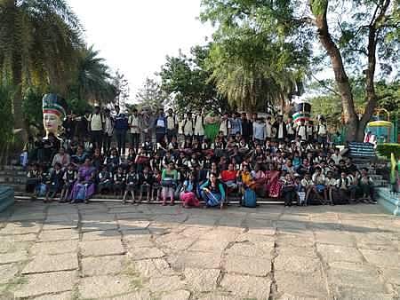 Belagavi school that took students for a picnic on mourning day served notice