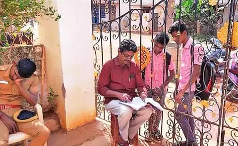 The teachers were being detained and held at the Murugaiya Mahal Marriage hall in Ghandharvakottai