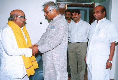 Fernandes shakes hands with Karunanidhi as Shard Pawar and Dayanidhi Maran look on  (Pic: Express)