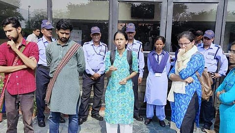 Aishe Ghosh addressing the students outside the AC meeting venue