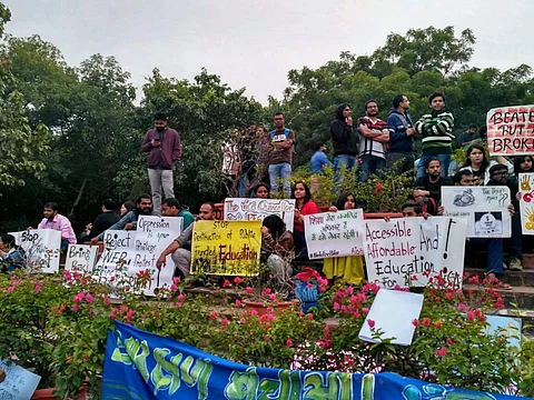 The students protesting outside the ad block (Pic: JNUSU)