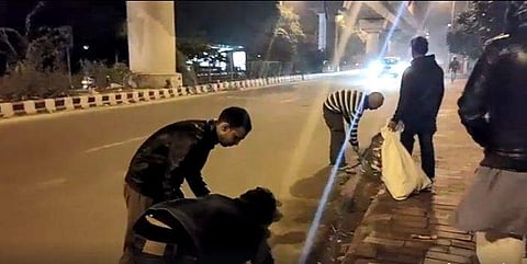 Jamia students cleaning the roads