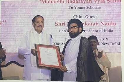 Maulana receiving the award from Vice President Venkaiah Naidu