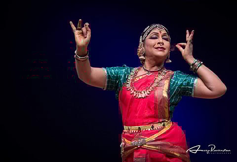 Despite resistance from his parents against his pursuit of dance, Nataraj goes on to give performances in his hometown of Madurai
