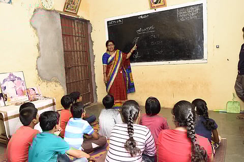 Sujatha Reshmi teach kids to pronounce different letters in Kannada language