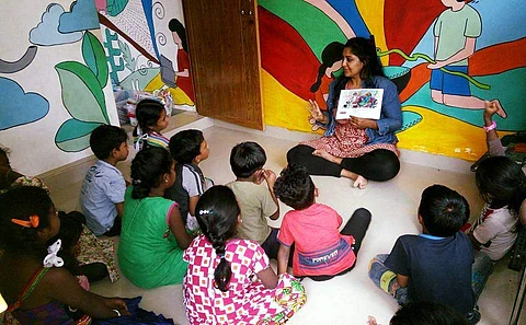 Pallavi Chander with children during Creative Art Therapy Expression Programme in the Buguri Community Library