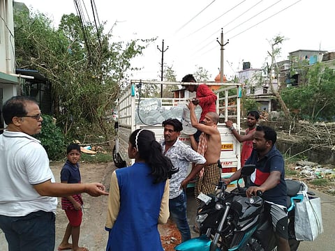 Team EME distributing water | (Pic: EME)
