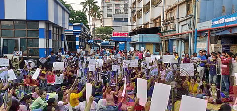 The protesters in front of the Emergency building (Pic: Ashani Kumar Ain)