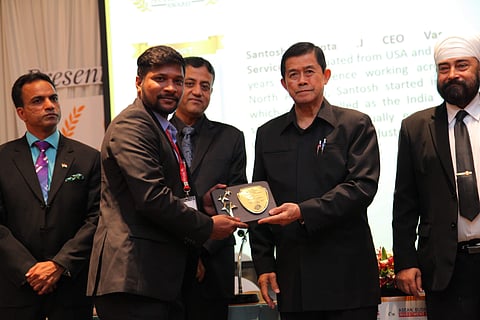 Santosh Gupta receiving an award | (Pic: Collegeday)