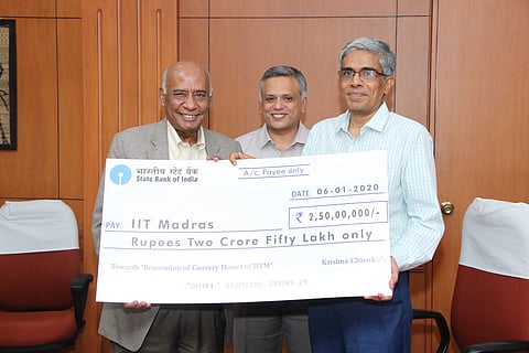 Dr Krishna Chivukula (L)presents cheque to Dr Bhaskar Ramamurthi (R), Director, IIT Madras, in the presence of Dr Mahesh Panchagnula, Dean (International & Alumni Relations), IIT-M (Pic: IIT-M)