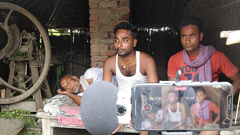 Speaking to the migrant labourers | (Pic: Abner Manzar)