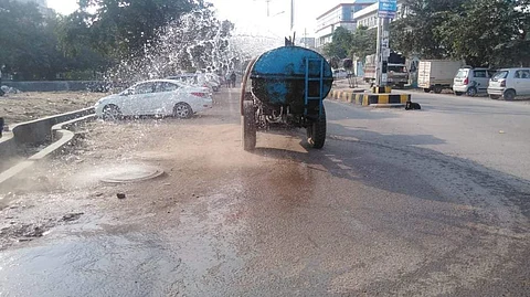A tanker sprinkles water in Noida (Pic: Twitter)