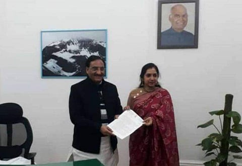 Thamizhachi Thangapandian handing over the petition to HRD Minister Ramesh Pokhriyal