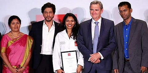 Shah Rukh Khan awarding the scholarship (Pic: PTI)