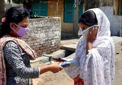 Volunteers home delivering sanitary pads (Pic: SFI)