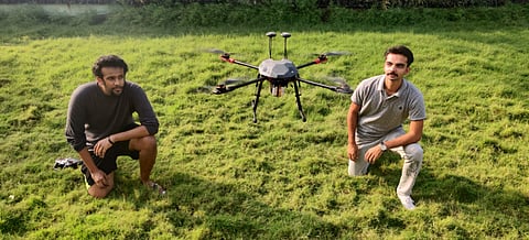 Vasu Gupta(L) and Rishabh Vashistha (R), the IIT Madras Researchers who developed a drone to tackle ‘Rogue Drones’ (Pic: IIT Madras)